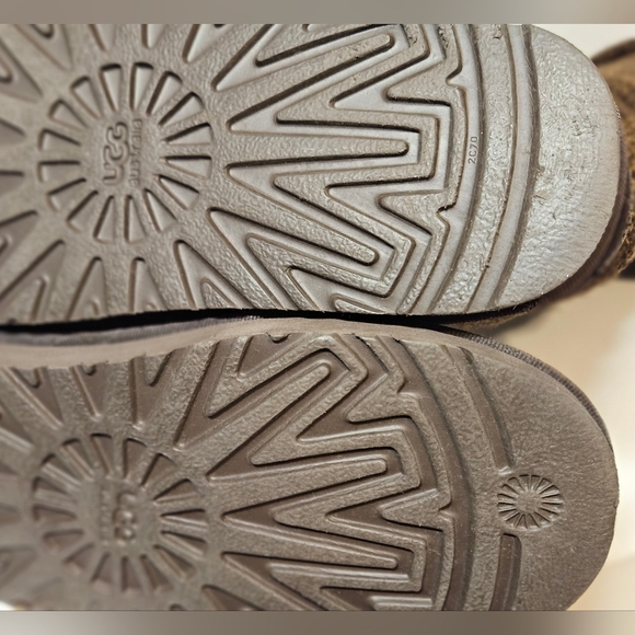 UGG Women's Classic Cardy Boots, Chocolate, US Sz 9 - Picture 9 of 16